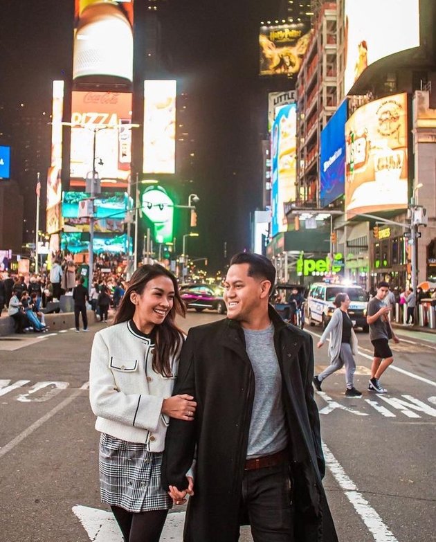 9 Sweet Photos of Melanie Putria and Her Husband in New York, So Sweet and Makes You Jealous