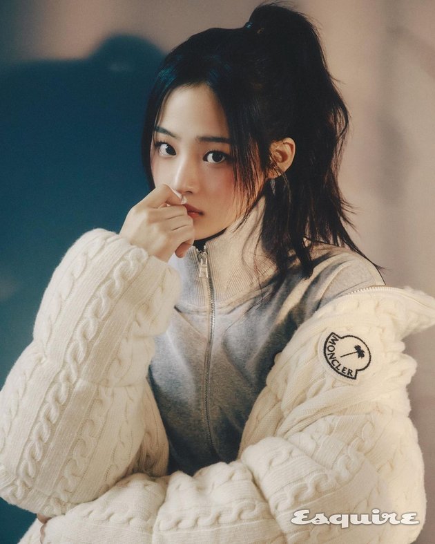 9 Potret Minji NEWJEANS Radiates Her Sweet Visuals in Esquire Korea Magazine Photoshoot