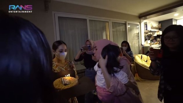 9 Potraits of Warm Moments of Rieta Amilia's Birthday Celebration, Tearful Surprise in the Middle of the Night from Children and Grandchildren
