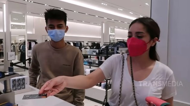 9 Potret Nagita Slavina Inviting Dimas Ahmad to Shop Together, Gets Angry Because of the Price