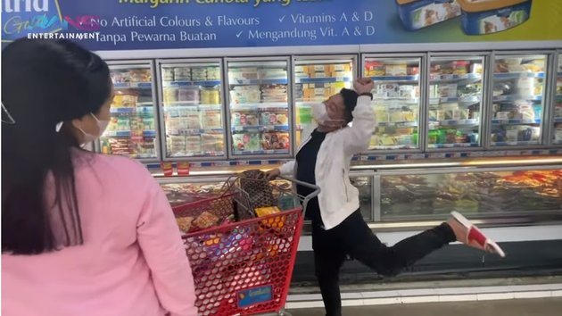 9 Pictures of Nagita Slavina Shopping Before Giving Birth to Second Child, Buying Baby and Household Needs - Still Pay Attention to Calories When Buying Snacks