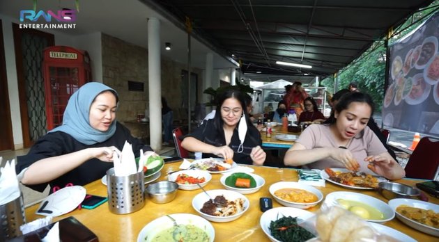 Tak sendiri, Gigi pun menikmati masakan Padang tersebut bersama dengan karyawan-karyawannya.