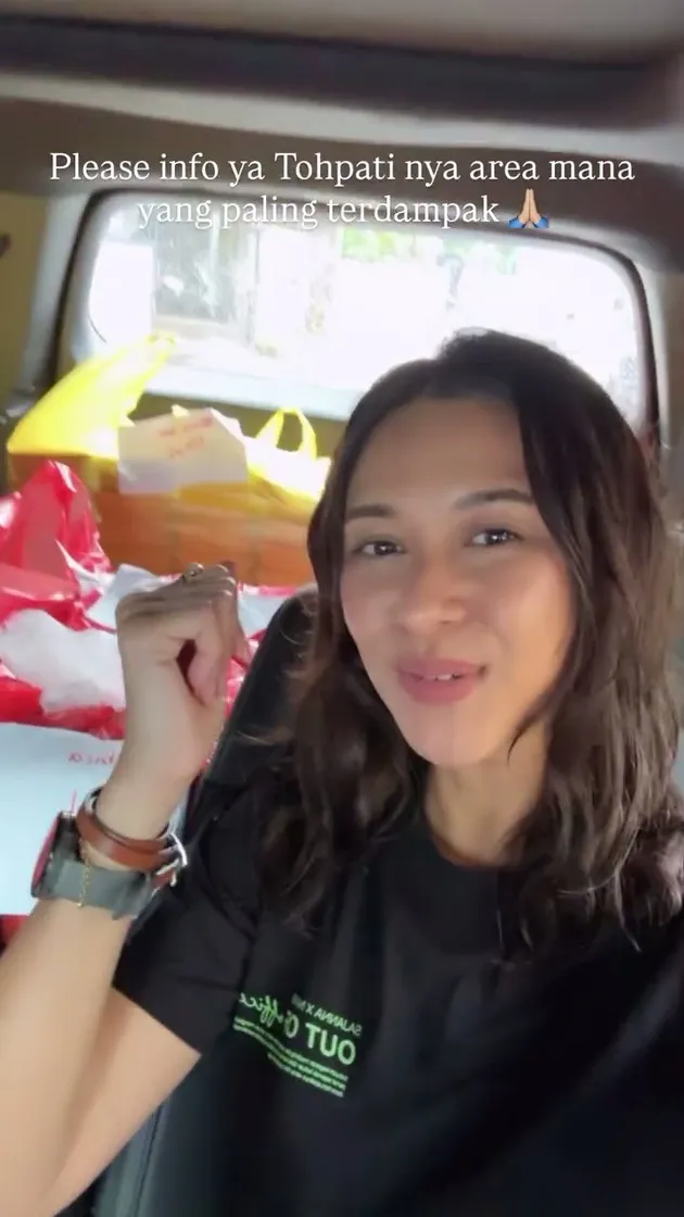 Potret Nana Mirdad dan Andrew White bantu korban banjir di Bali