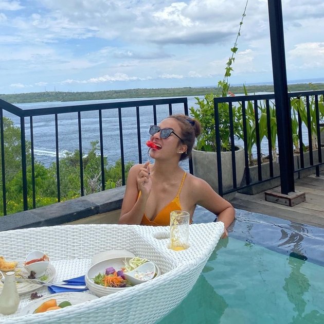 9 Photos of Naomi Zaskia Relaxing in Bali, Showing Off Exotic Skin in a Bikini