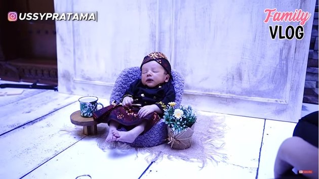 9 Portraits of Newborn Photoshoot Baby Saka, Ussy Sulistiawaty and Andhika Pratama's Child, So Adorable Wearing Javanese Lurik!