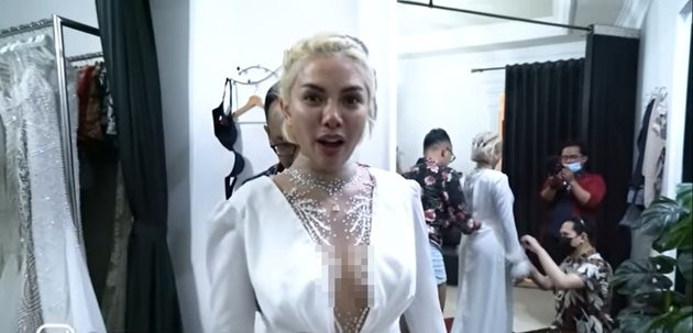9 Portraits of Nikita Mirzani Fitting Clothes for Nikita Gang Music Video, Elegant and Still Hot Wearing a White Dress with a Visible Cleavage