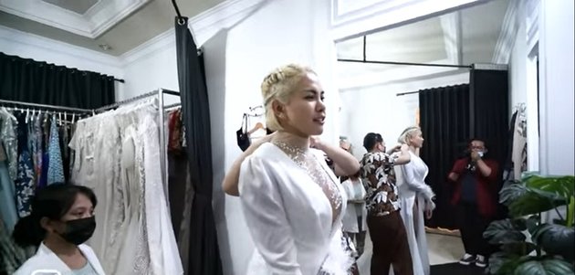 9 Portraits of Nikita Mirzani Fitting Clothes for Nikita Gang Music Video, Elegant and Still Hot Wearing a White Dress with a Visible Cleavage