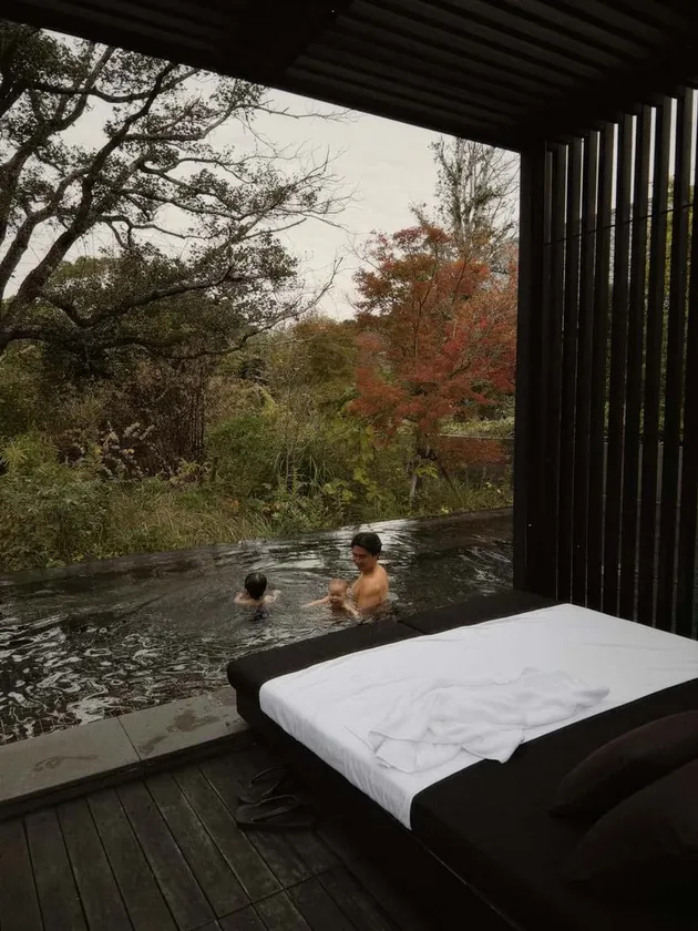 Potret  Indra Priawan Djokosoetono berendam bersama anak-anak