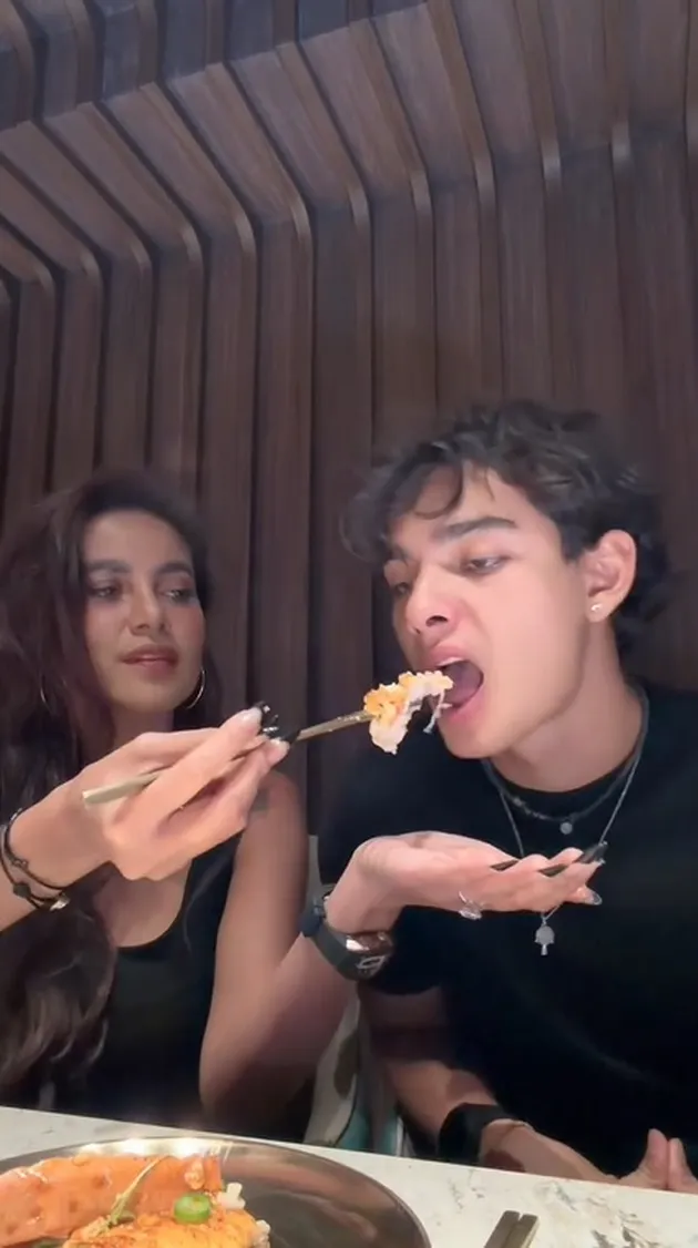 Tristan menuruti dan mencoba makanan tersebut