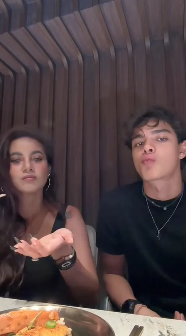 Tristan menikmati makanan yang tadinya ditolak