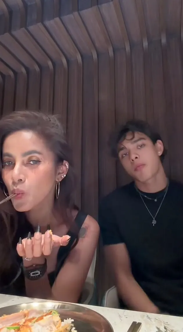 Olla lanjut menikmati makanannya