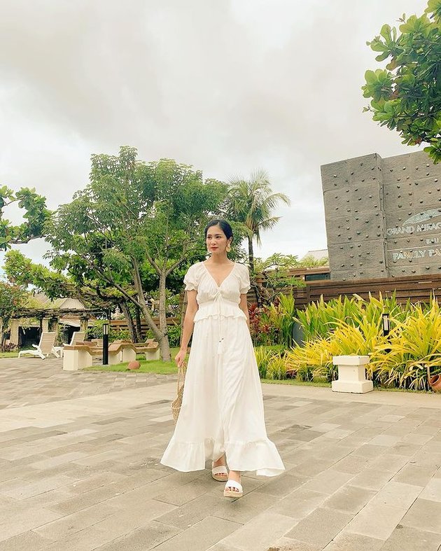 9 Photos of OOTD Bunga Zainal During Vacation in Bali, From Swimsuit to Dress Like a Teenager