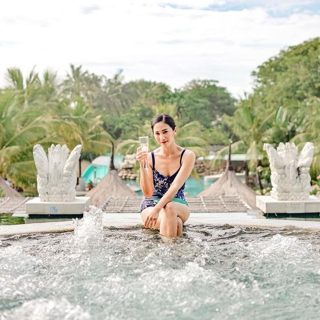 Seperti inilah pesona Bunga Zainal saat muncul dengan memakai swimsuit hot dalam liburan eksotisnya selama di Pulau Dewata, Bali.