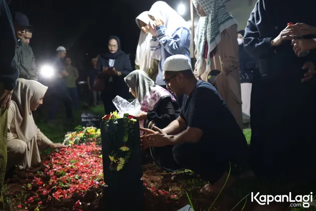 Keluarga di makam mendiang Hamdan ATT