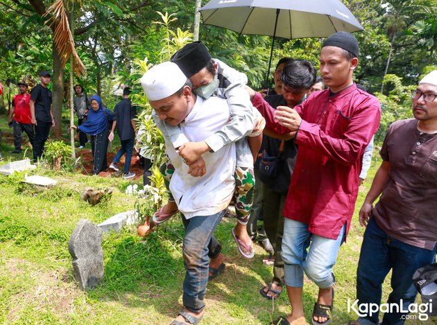 9 Photos of Adul's Mother's Funeral, The Comedian's Tears Couldn't Be Held Back Until He Fainted and Had to Be Carried