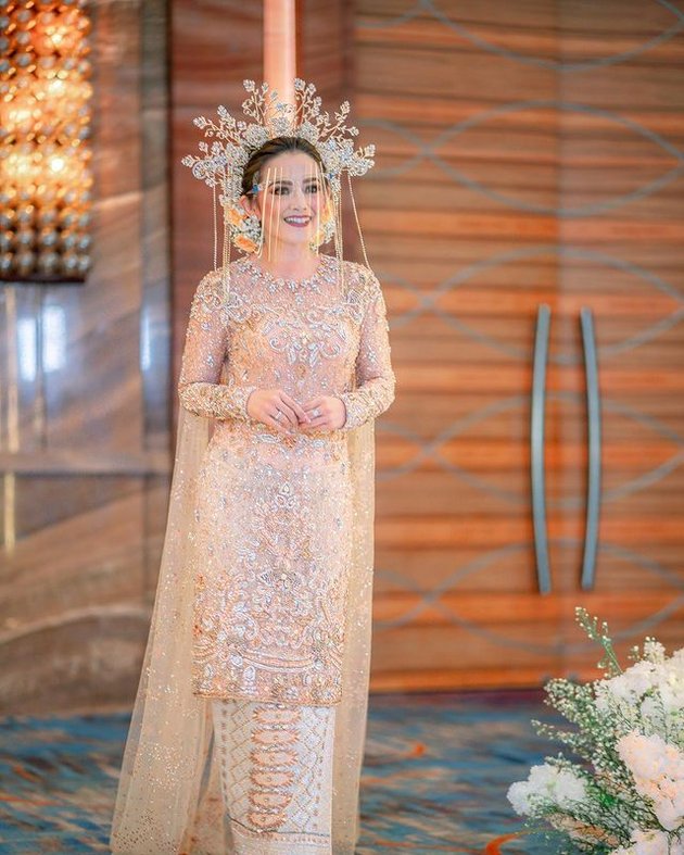 Citra Monica mengenakan kebaya karya desainer Ancha Wedding di hari bahagianya. Penampilannya terlihat sangat memukau.