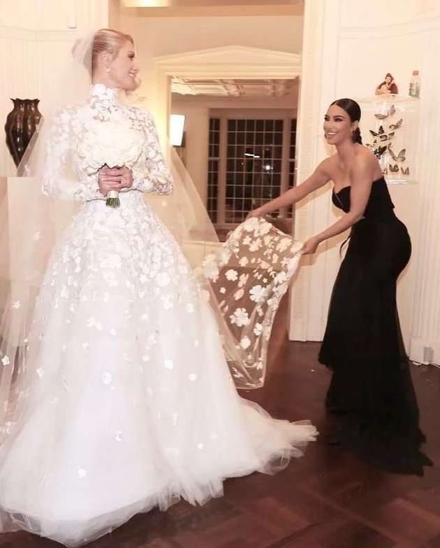 Seperti inilah potret Kim Kardashian saat menghadiri pesta pernikahan Paris Hilton dengan Carter Reum yang digelar pada Kamis (11/11) lalu,.