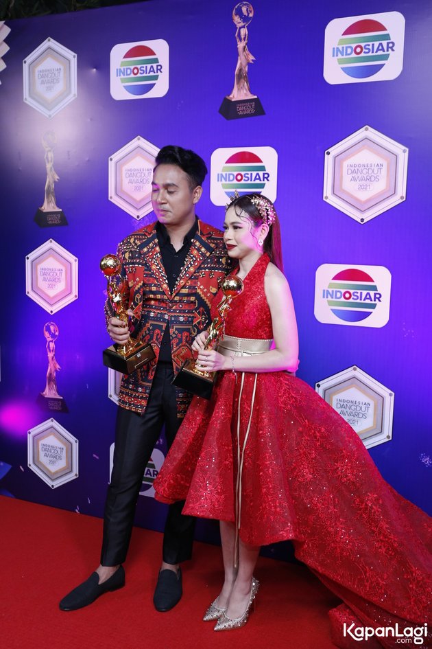 9 Stunning Appearances of Stars on the Red Carpet of the Indonesian Dangdut Award 2021, Nassar Wears a Robocop Costume - Beautiful Pregnant Lesti Shows Off Her Growing Baby Bump