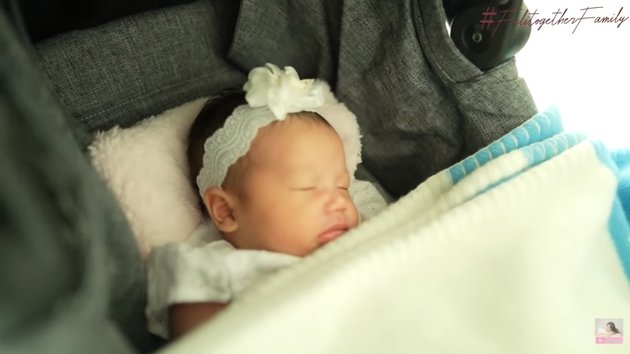 9 Photos of Felicya Angelista and Caesar Hito's Baby Handover, Baby Bible Looks Adorable in a White Dress Chosen by the Father