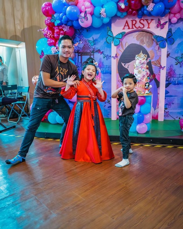9 Photos of Arsy Hermansyah's 7th Birthday Celebration, Beautiful in a Fairy Tale Princess Dress - Compact Twin Family From Matching Outfits to Socks