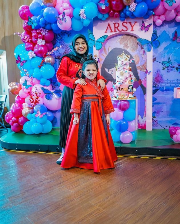 9 Photos of Arsy Hermansyah's 7th Birthday Celebration, Beautiful in a Fairy Tale Princess Dress - Compact Twin Family From Matching Outfits to Socks