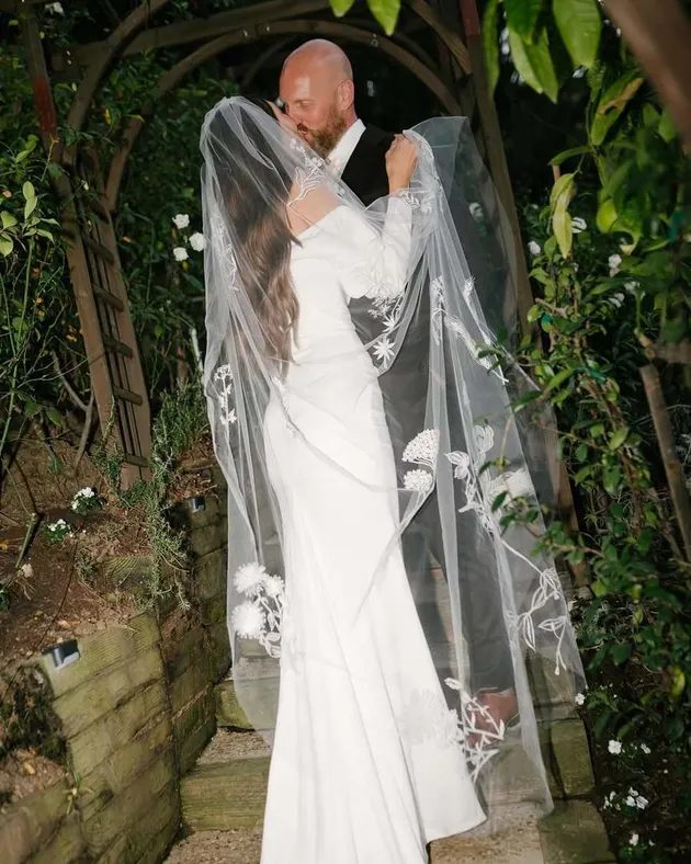 Potret pernikahan Alana Hadid dan Ross Williams