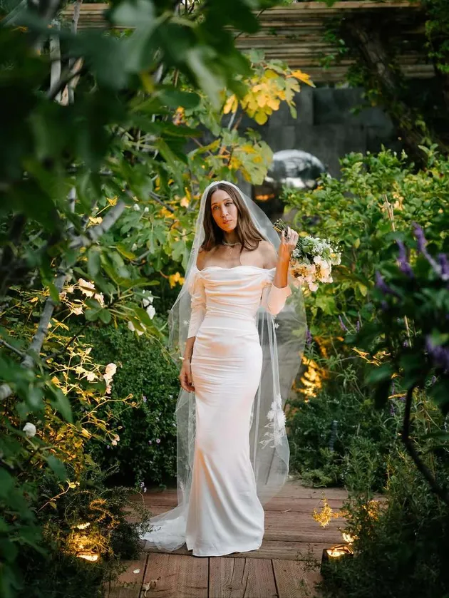 Penampilan Alana Hadid saat menikah