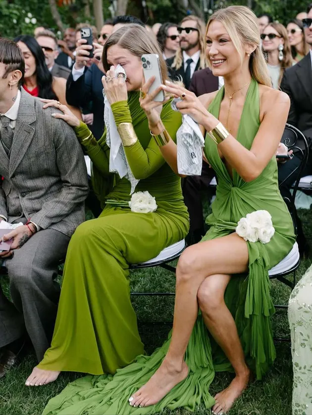 Potret Gigi dan Bella Hadid menangis haru di pernikahan kakak