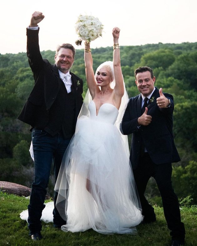 9 Pictures of Gwen Stefani and Blake Shelton's Wedding, Caught Attention Wearing Cute Bridal Dress - Cowboy Boots