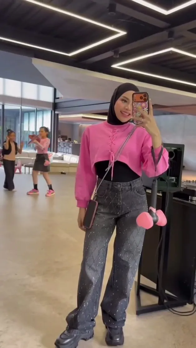 Gaya Aurel Hermansyah nonton konser BLACKPINK