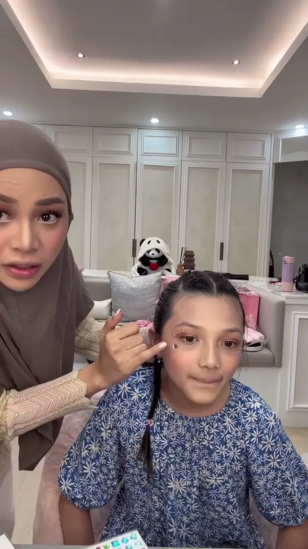 Aurel Hermansyah dandani Arsy nonton konser BLACKPINK