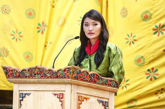 Ratu Jetsun Pema merupakan sosok Ratu Bhutan yang begitu mempesona. Apalagi kalau sudah membahas soal visual cantiknya.