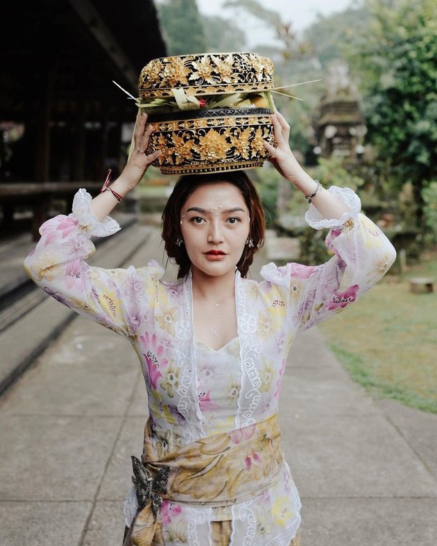 Siti Badriah memamerkan penampilannya yang terlihat begitu berbeda dalam balutan kebaya tradisional Bali. Tampak di foto, pelantun lagu Lagi Syantik itu mengenakan busana bernuansa putih.