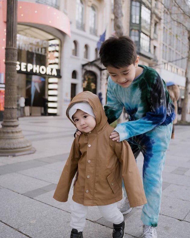 9 Pictures of Rafathar Taking Care of Rayyanza During Vacation in London and Paris, So Cute