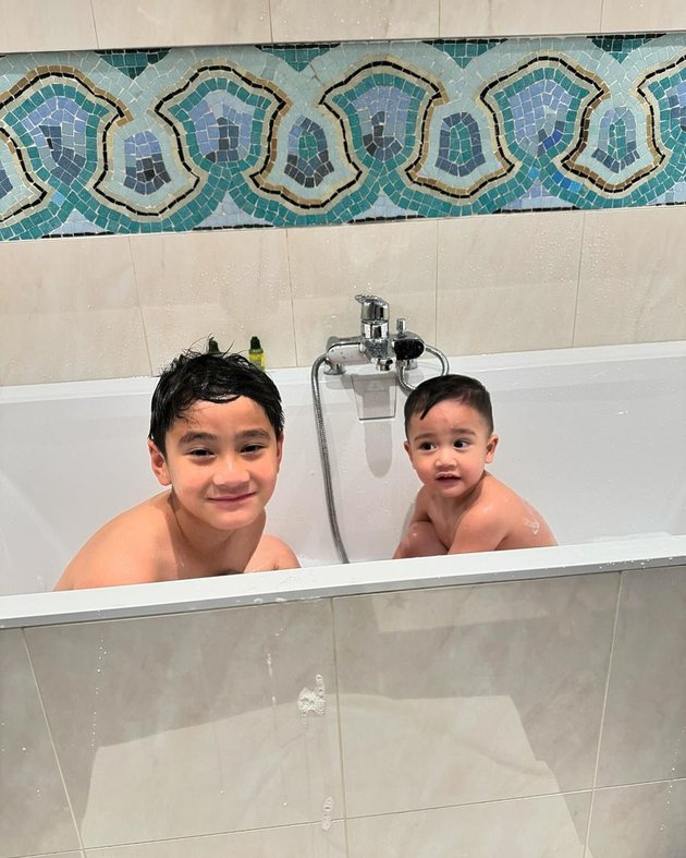 9 Pictures of Rafathar Taking Care of Rayyanza During Vacation in London and Paris, So Cute
