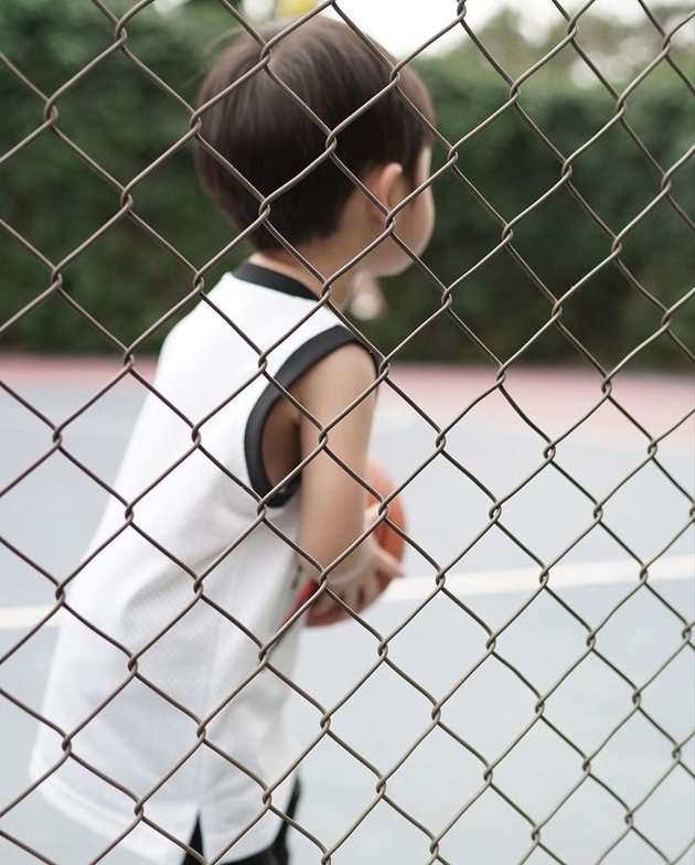 9 Portraits of Raphael Moeis, Sandra Dewi's Son, Playing Basketball Alone on the Field, Looking Cool and Very Happy