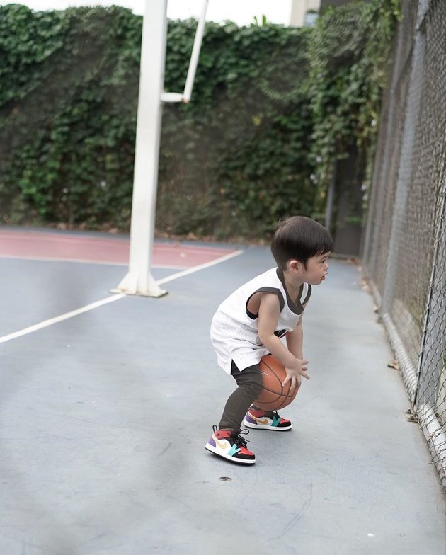9 Portraits of Raphael Moeis, Sandra Dewi's Son, Playing Basketball Alone on the Field, Looking Cool and Very Happy