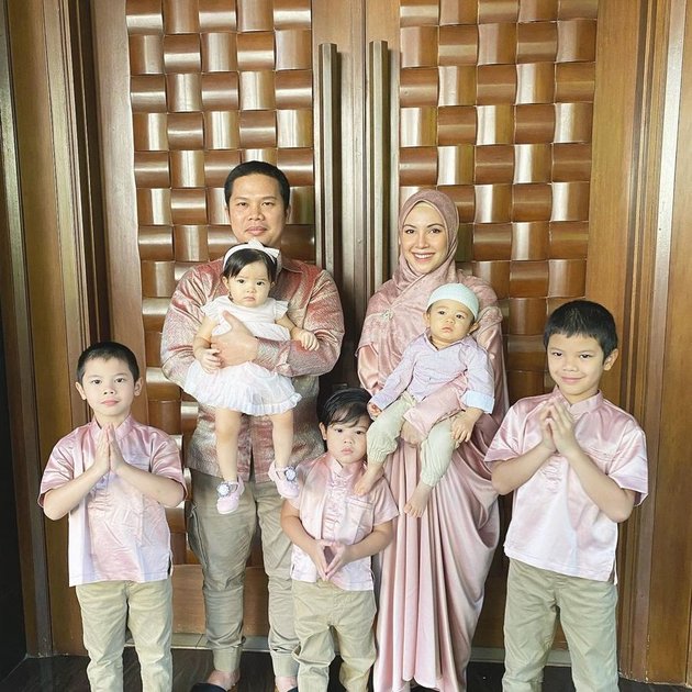 9 Portraits of Ratna Galih and Her Harmonious Family, Happy with 5 Children - Husband's Profession Becomes the Spotlight