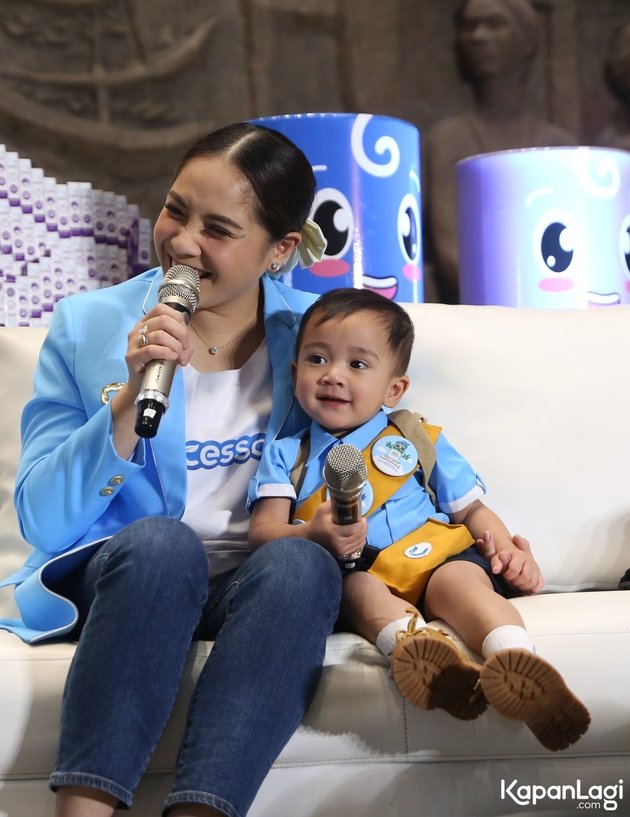 9 Photos of Rayyanza 'Cipung' Attending an Event with Nagita Slavina, So Adorable That Even Moms Fight Over Him
