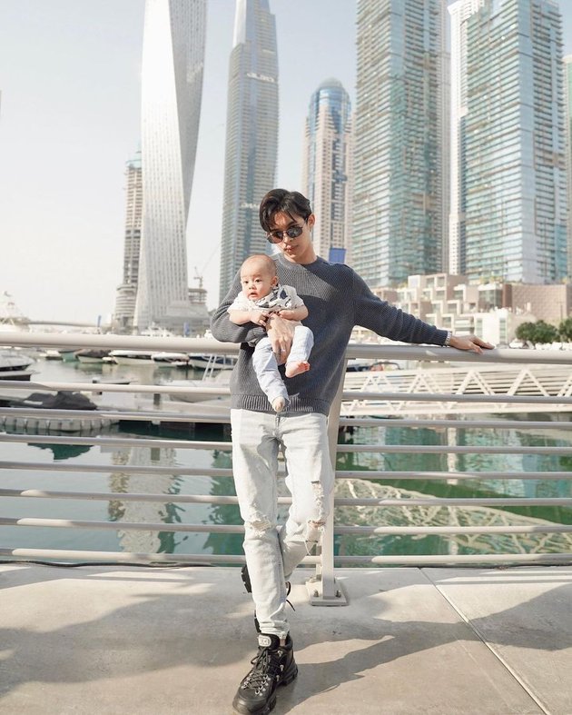 9 Portraits of Rey Mbayang Being a Stylish Young Dad While Taking Care of Baby Shaka, Hot Daddy Making Netizens Lose Focus
