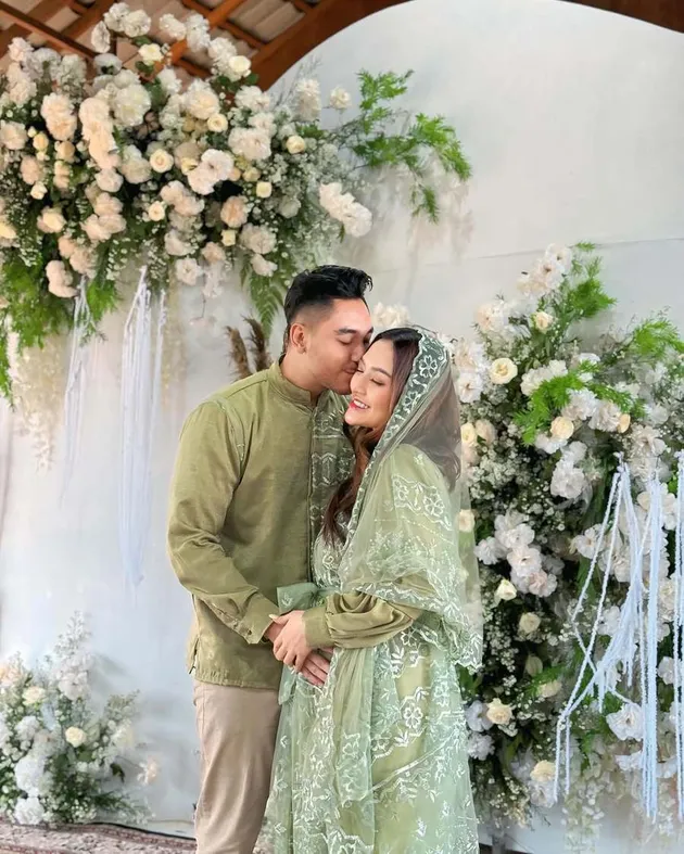 Reza Gladys di syukuran Siti Badriah