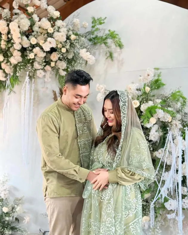 Reza Gladys di syukuran Siti Badriah