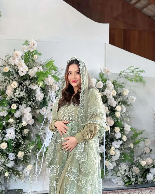 Reza Gladys di syukuran Siti Badriah