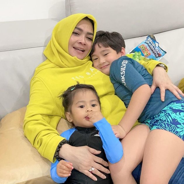 9 Portraits of Rieta Amalia, Nagita Slavina's Mother, Taking Care of 3 Grandchildren, Buying Toys Without Looking at the Price - Giving Rafathar a Credit Card for Pocket Money