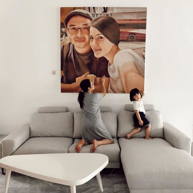 9 Pictures of Alice Norin's Super Cozy House, Shades of Gray and Her Room Looks Elegant