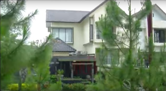 Rumah baru Nassar ini terletak di sebuah perumahan Elit di Bogor. Rumah mewah ini dikelilingi dengan pepohonan hijau nan asri, dengan udara yang sejuk. 