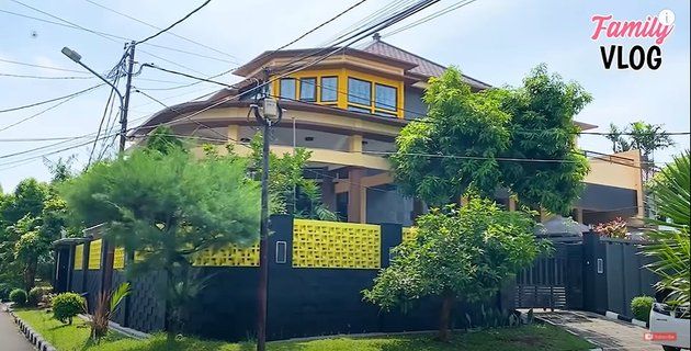 rumah seleb, rumah orangtua ussy