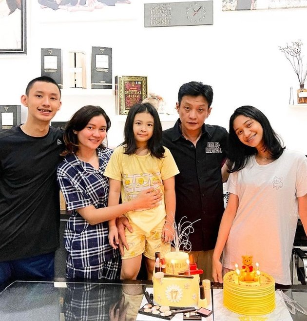 9 Portraits of Seali Syah, Ariel NOAH's Nephew, Together with Family, Sharing Warmth