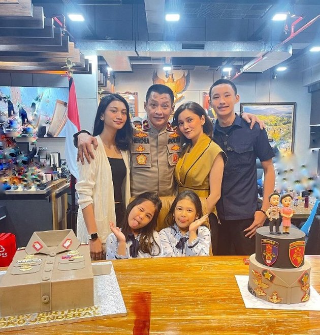9 Portraits of Seali Syah, Ariel NOAH's Nephew, Together with Family, Sharing Warmth