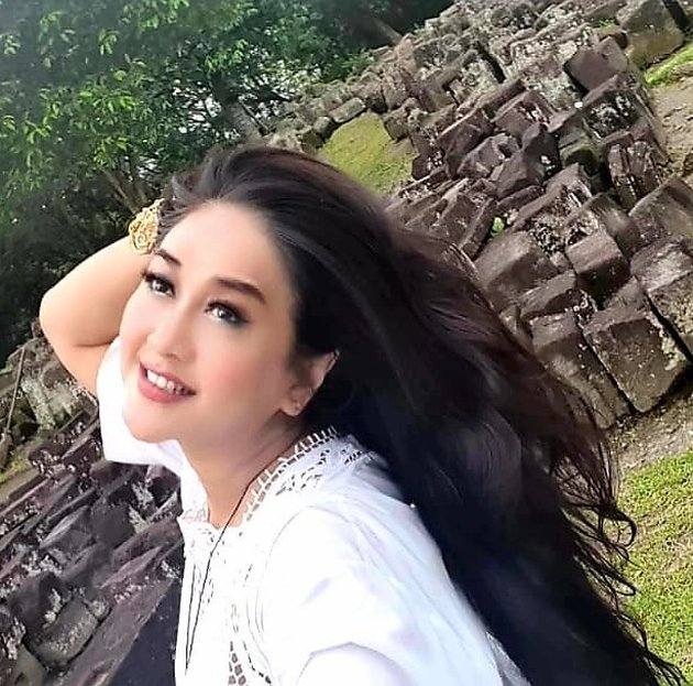 9 Photos of Indonesian Celebrities who Stay Beautiful and Forever Young, Despite being Half a Century Old